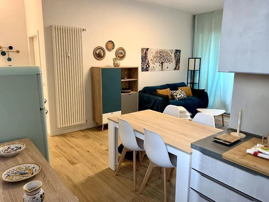 Appartamento Con Terrazzo Sui Tetti Milanesi アパート ミラノ