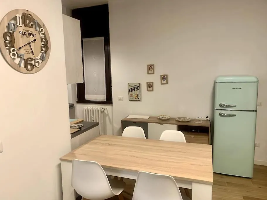 Appartamento Con Terrazzo Sui Tetti Milanesi ミラノ