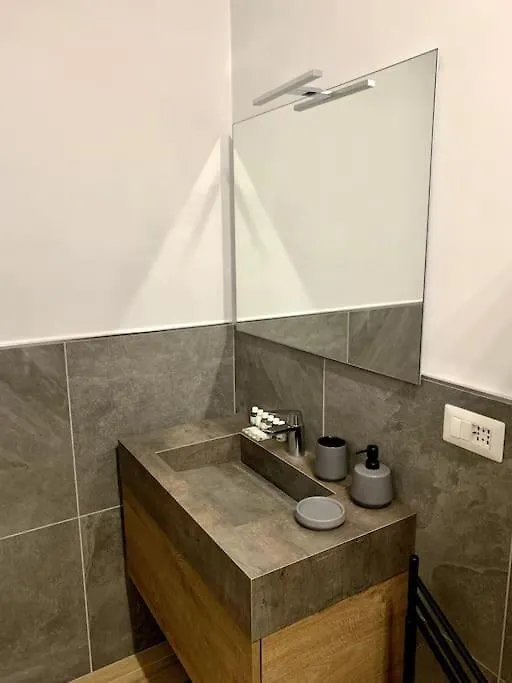 Appartamento Con Terrazzo Sui Tetti Milanesi アパート