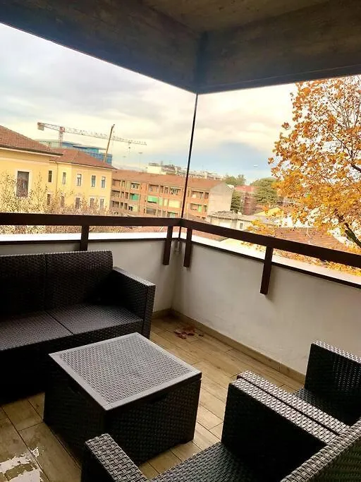 Appartamento Con Terrazzo Sui Tetti Milanesi 0*, ミラノ イタリア