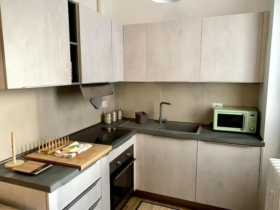 Appartamento Con Terrazzo Sui Tetti Milanesi 0*, Milano Italia